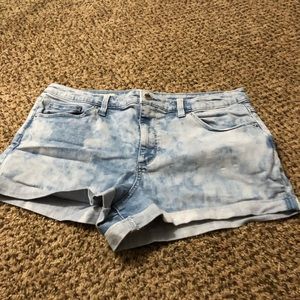 Universal Thread Shorts. Size 16/33